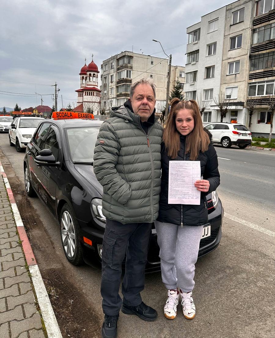 Alexandru Salati, instructor auto în Reghin, cu o cursantă admisă la examen